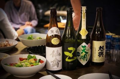 客の席に置かれた複数の日本酒の一升瓶